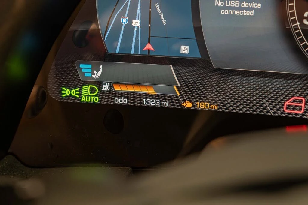 2025 Ferrari Roma Spider - Image 7 of 31