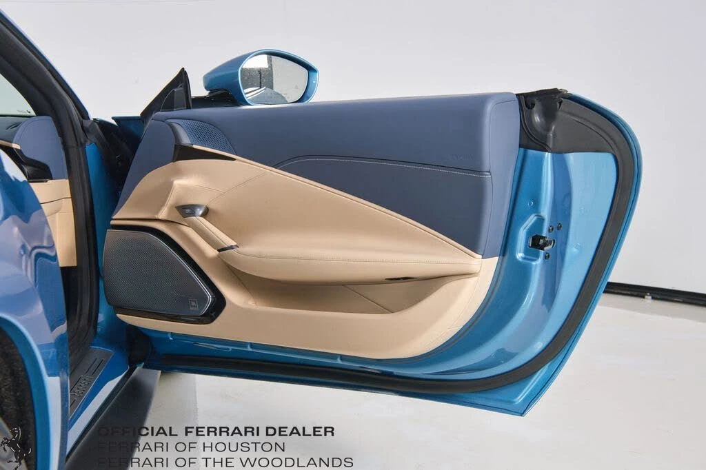 2025 Ferrari Roma Spider - Image 24 of 31