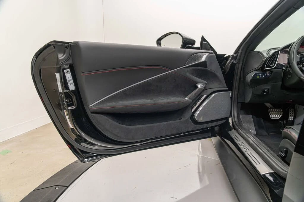 2025 Ferrari Roma Spider - Image 20 of 31