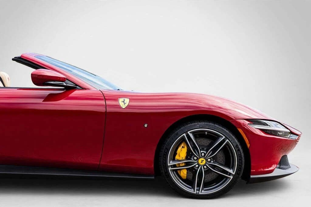 2025 Ferrari Roma Spider - Image 16 of 31