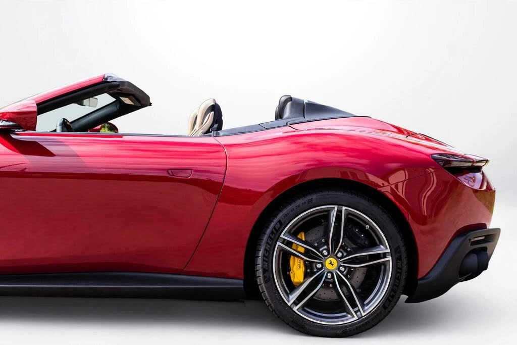 2025 Ferrari Roma Spider - Image 28 of 31
