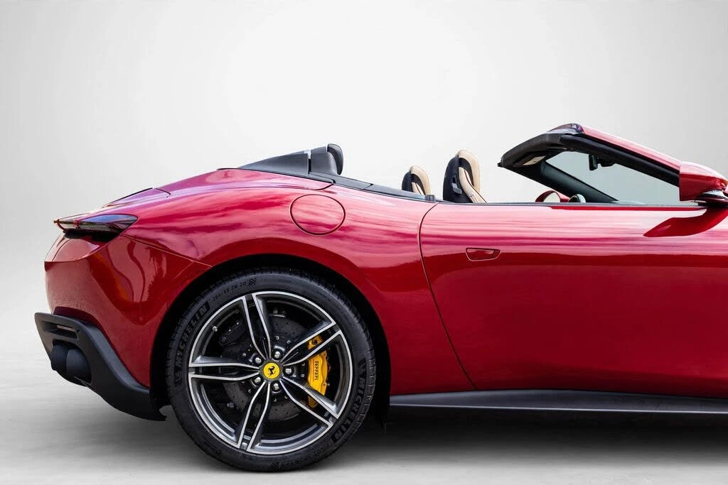 2025 Ferrari Roma Spider - Image 17 of 31