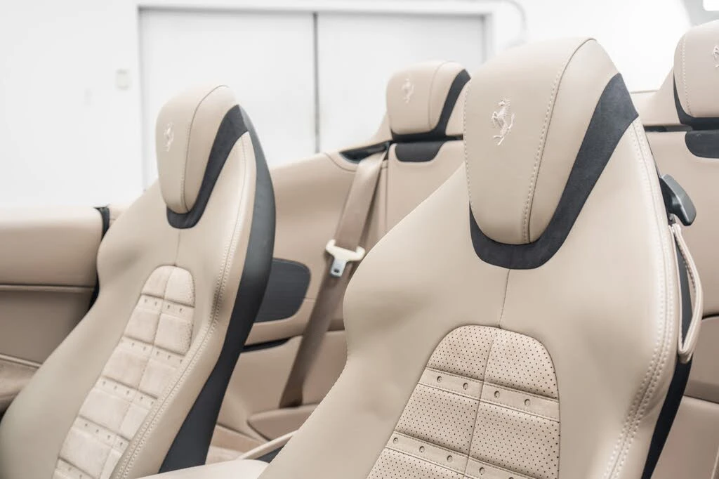 2025 Ferrari Roma Spider - Image 27 of 31