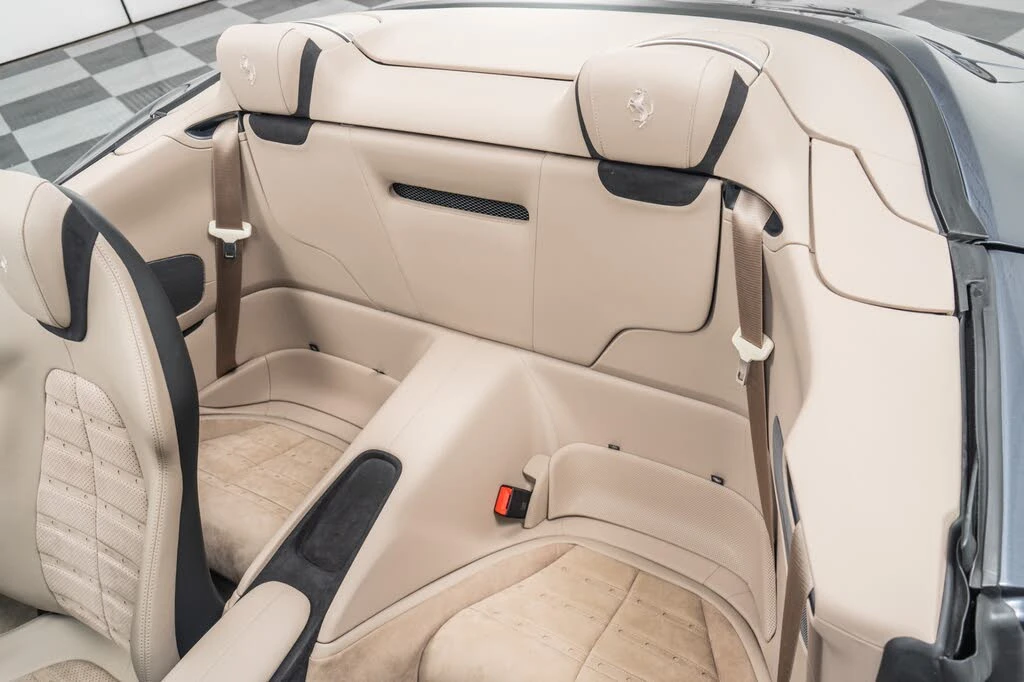 2025 Ferrari Roma Spider - Image 16 of 31