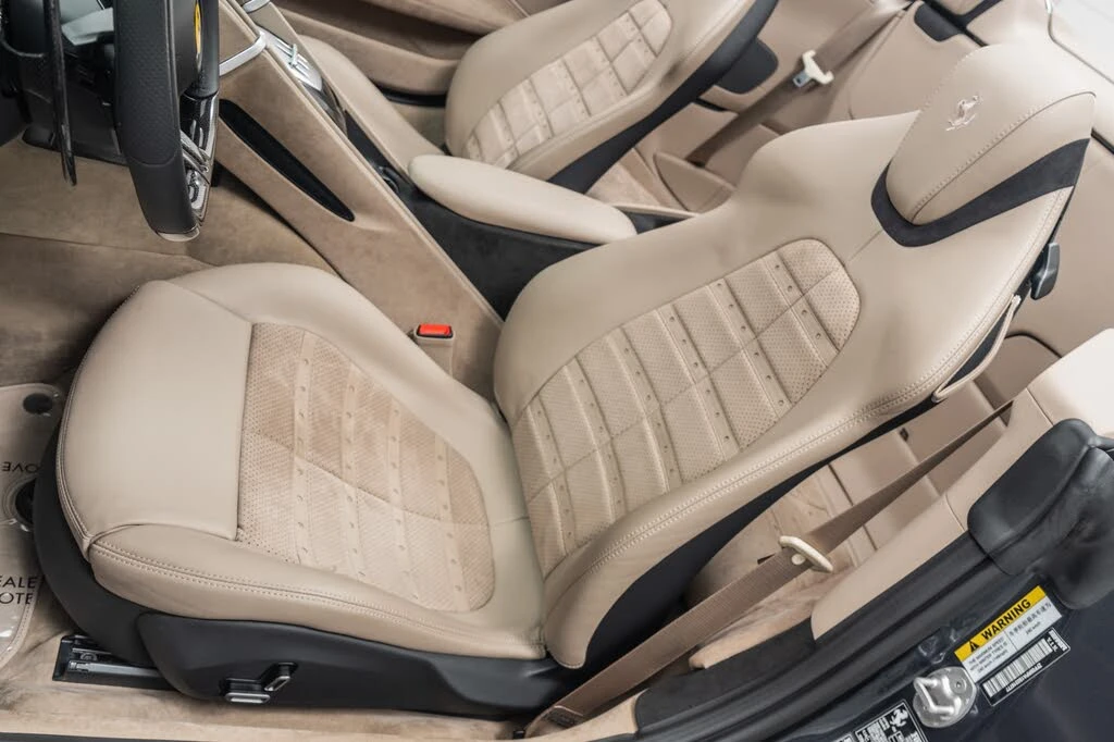 2025 Ferrari Roma Spider - Image 25 of 31