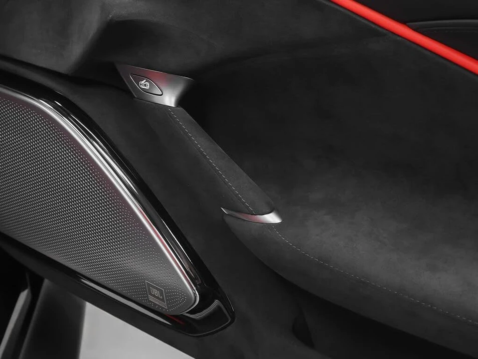 2025 Ferrari Roma Spider - Image 30 of 31