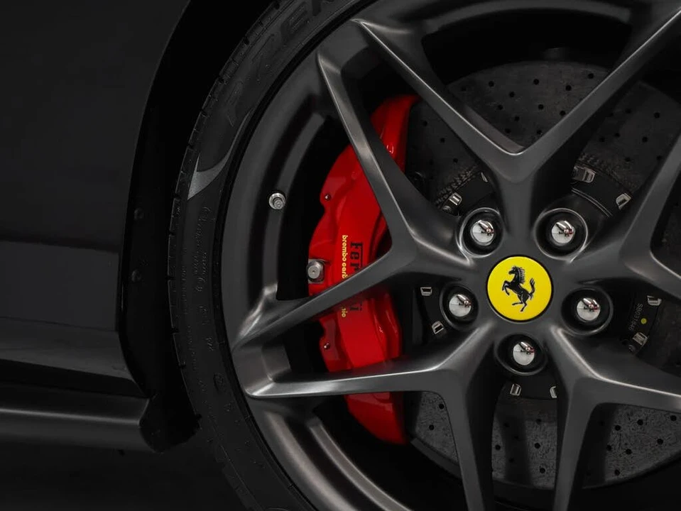 2025 Ferrari Roma Spider - Image 12 of 31