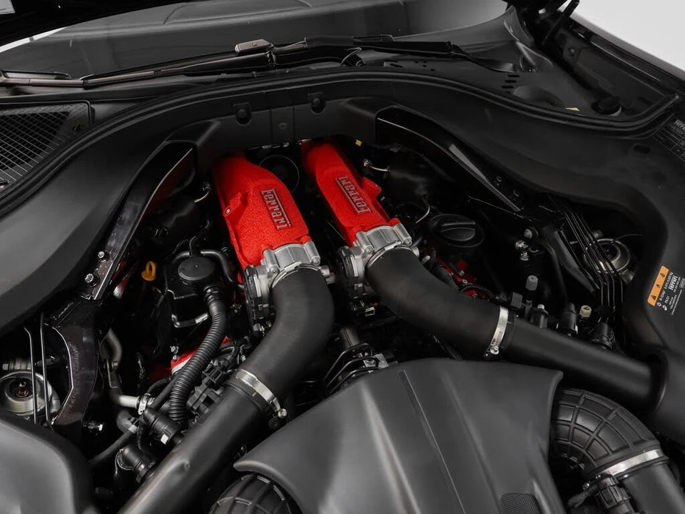 2025 Ferrari Roma Spider - Image 14 of 31