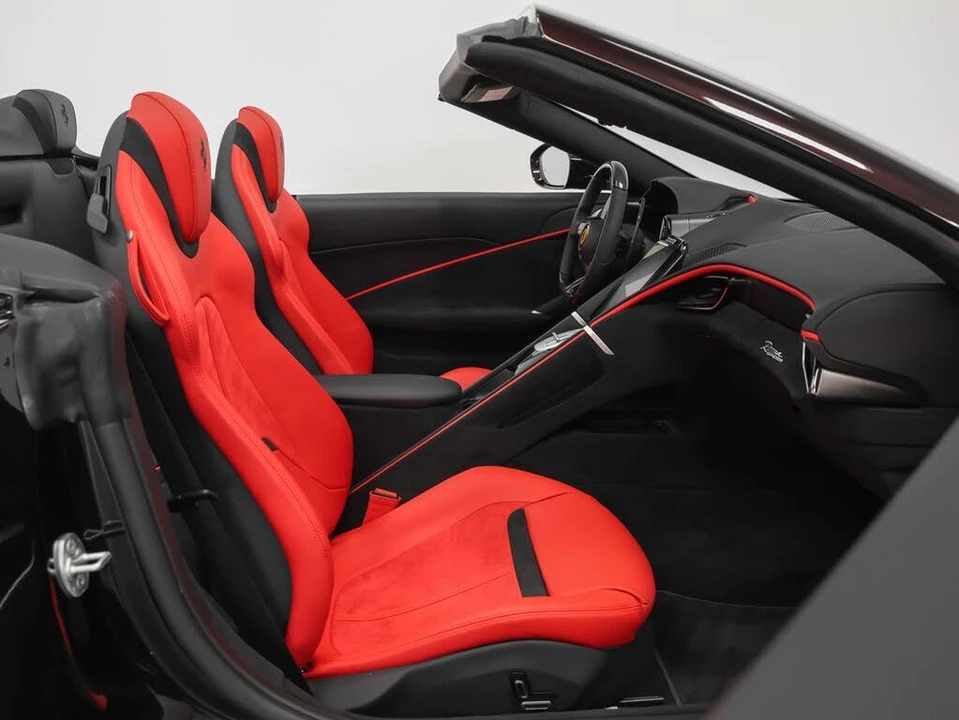 2025 Ferrari Roma Spider - Image 24 of 31