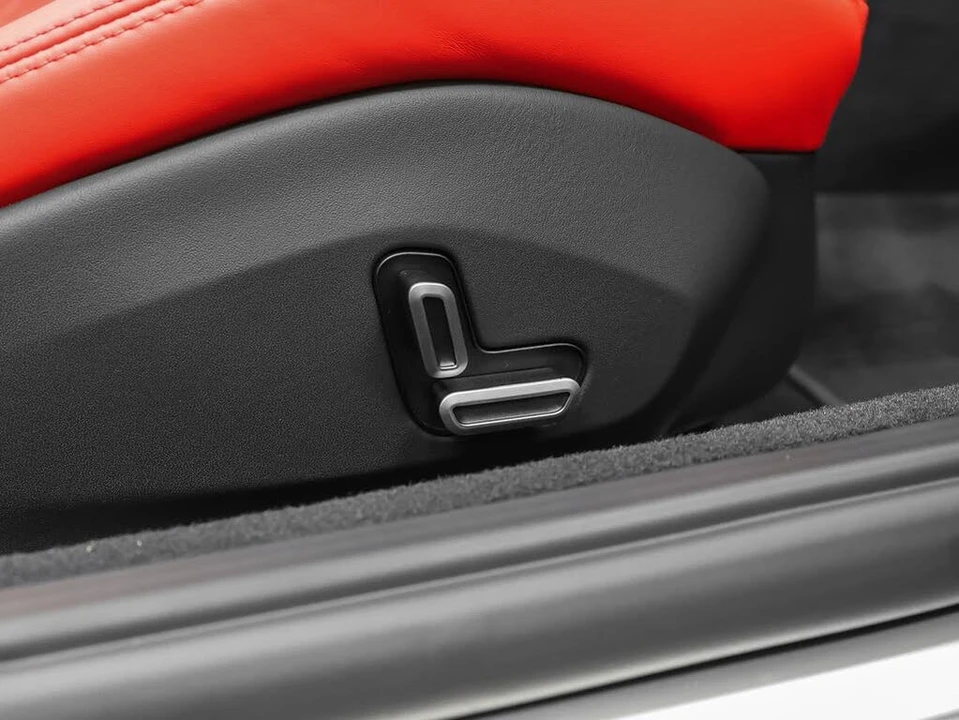2025 Ferrari Roma Spider - Image 19 of 31
