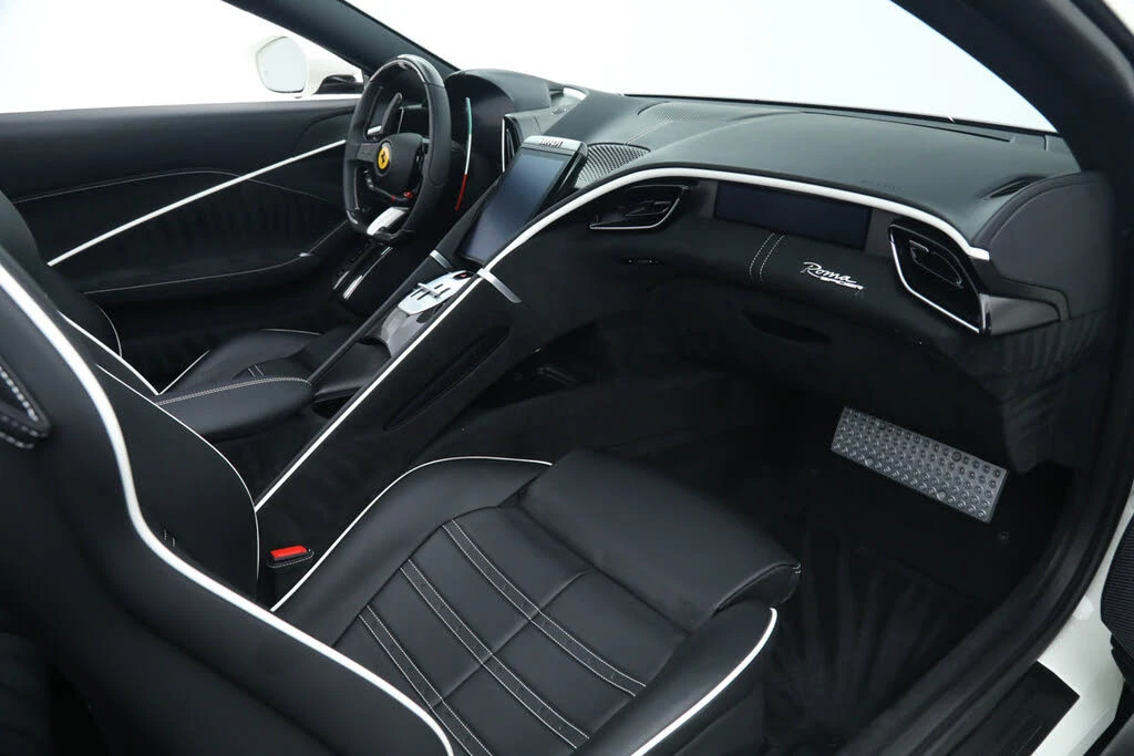2025 Ferrari Roma Spider - Image 21 of 31