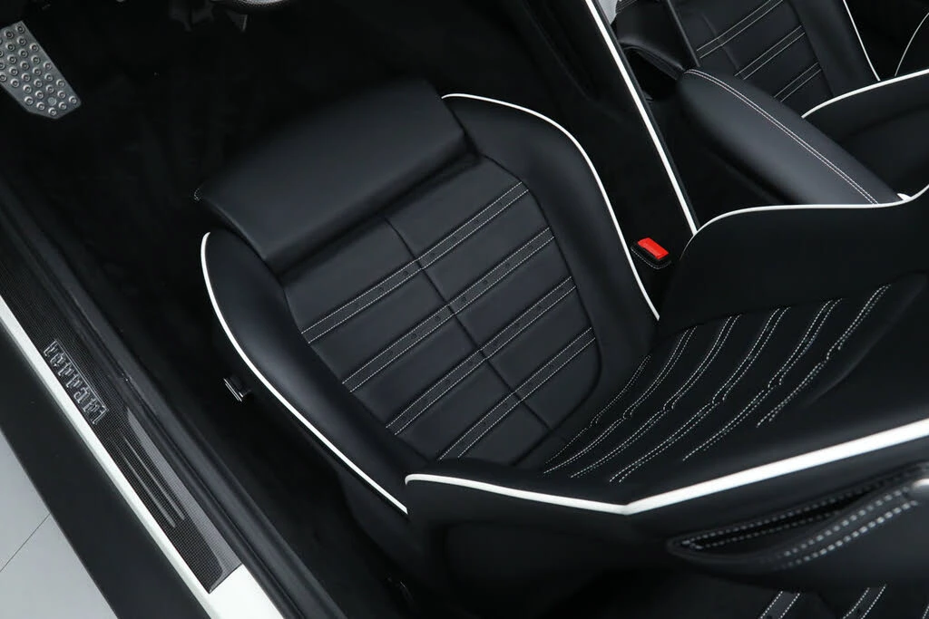 2025 Ferrari Roma Spider - Image 28 of 31