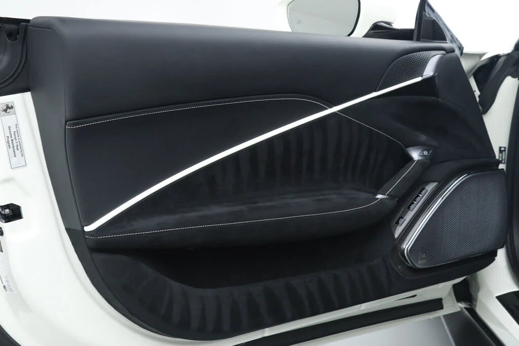 2025 Ferrari Roma Spider - Image 27 of 31