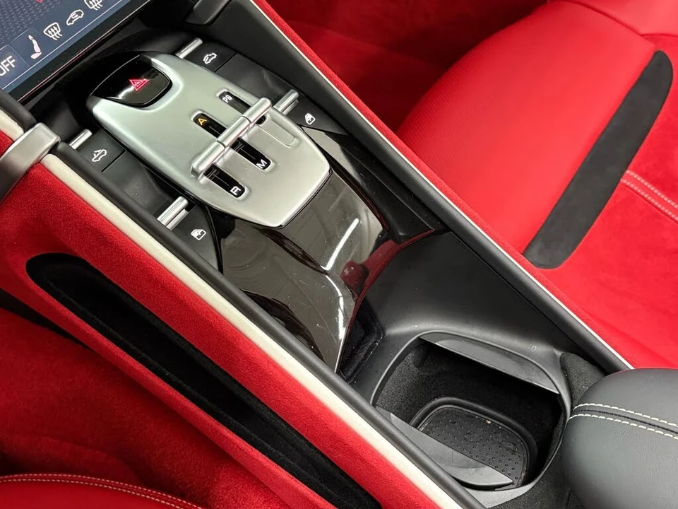 2025 Ferrari Roma Spider - Image 20 of 31