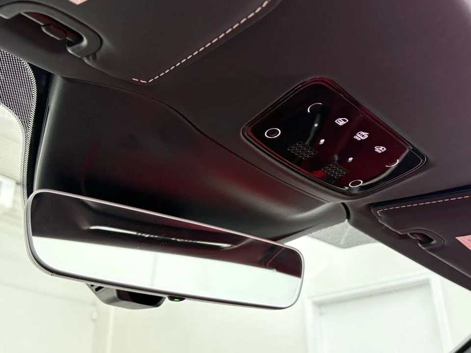 2025 Ferrari Roma Spider - Image 29 of 31