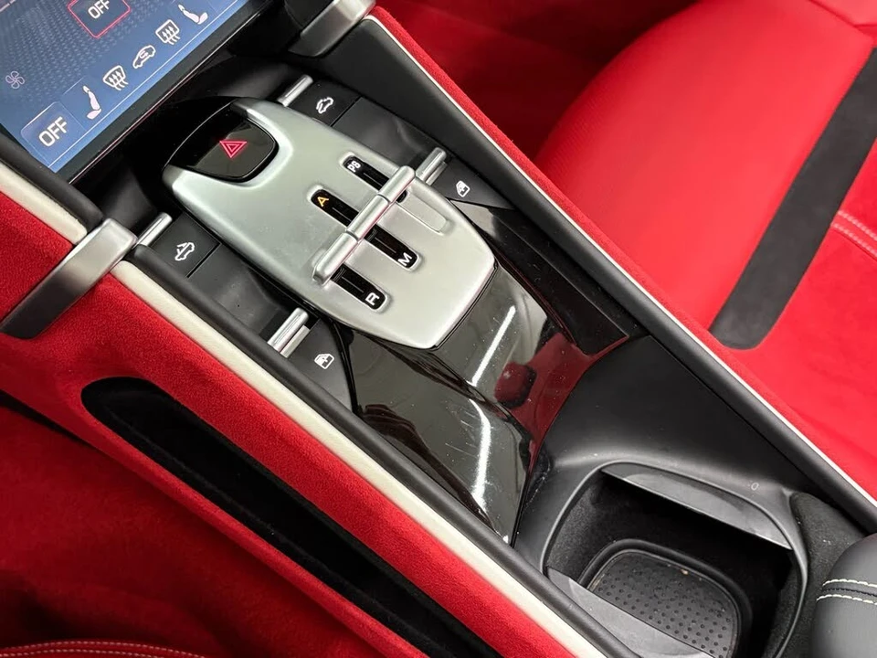 2025 Ferrari Roma Spider - Image 25 of 31