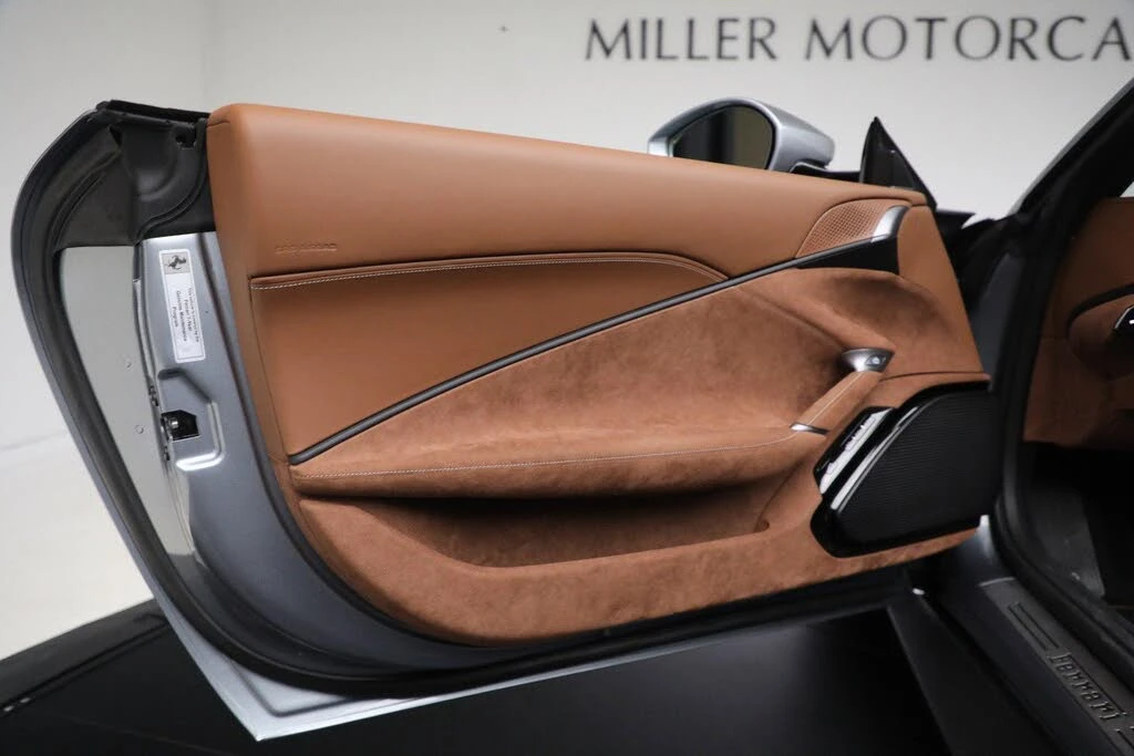 2025 Ferrari Roma Spider - Image 22 of 31