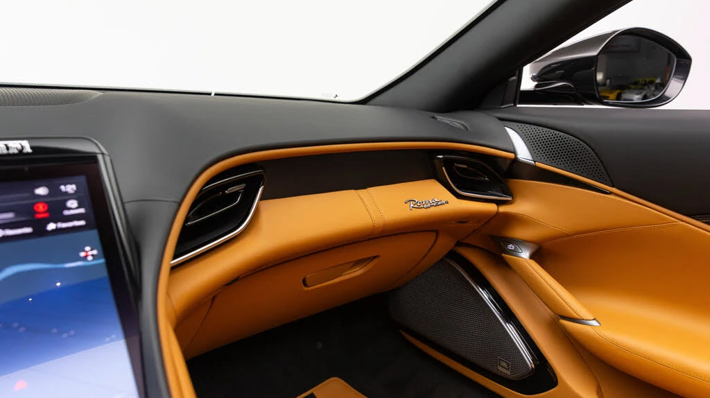 2025 Ferrari Roma Spider - Image 28 of 31