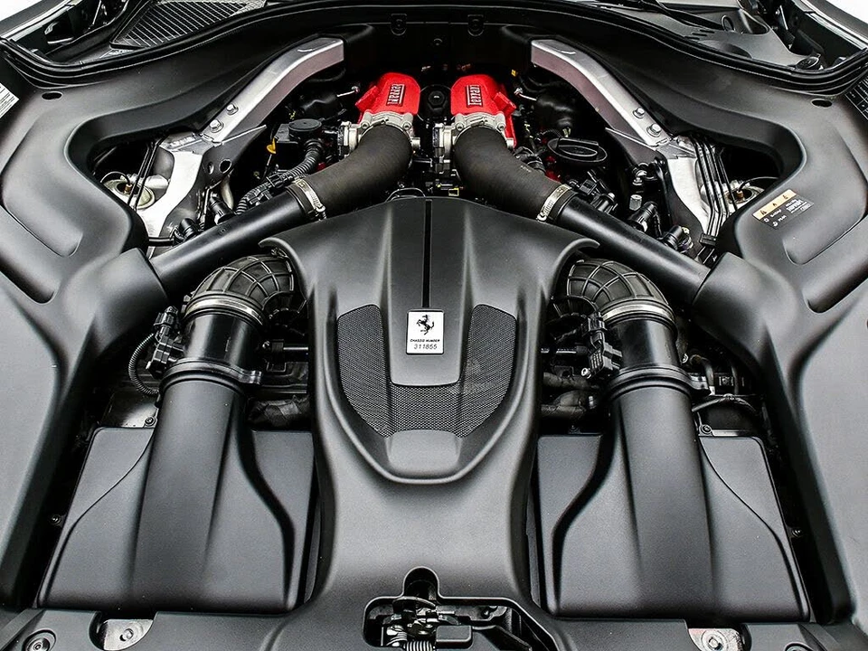 2025 Ferrari Roma Spider - Image 29 of 31