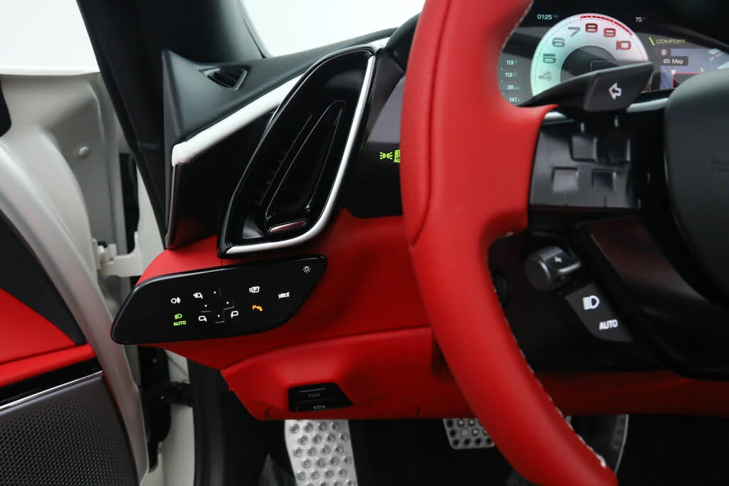 2025 Ferrari Roma Spider - Image 29 of 31