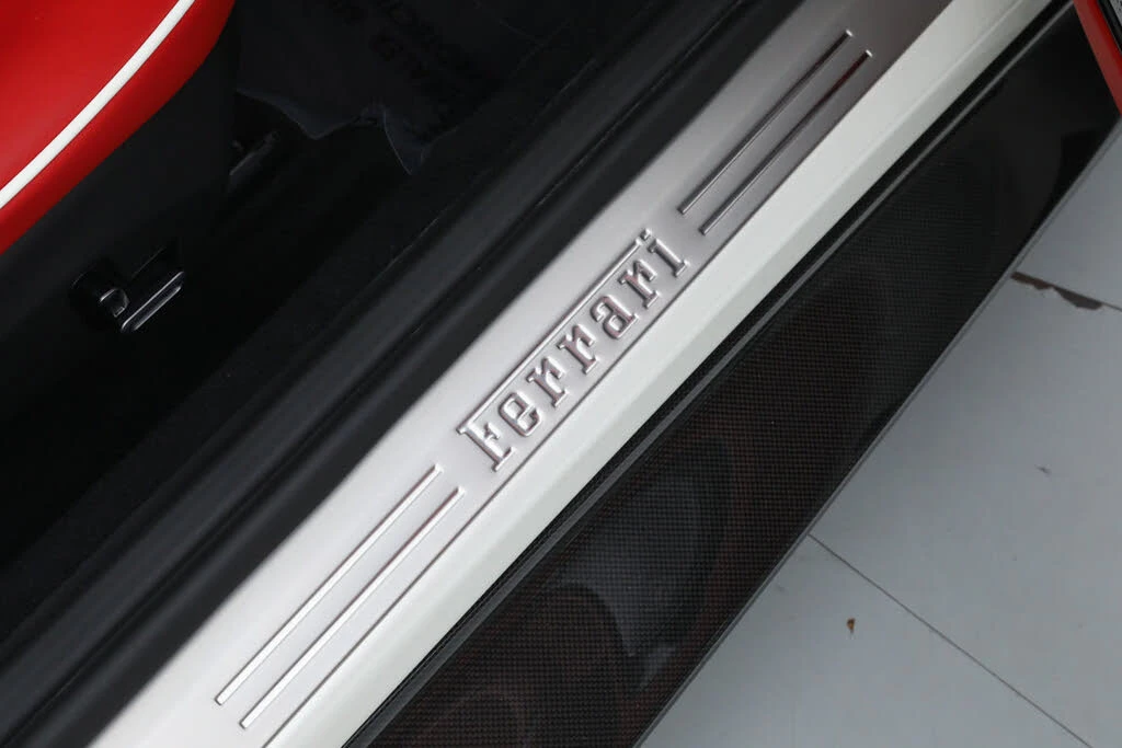 2025 Ferrari Roma Spider - Image 25 of 31