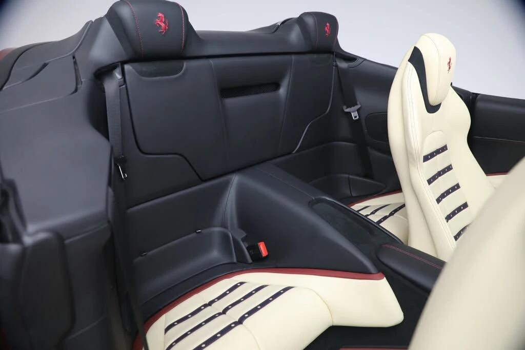2025 Ferrari Roma Spider - Image 19 of 31