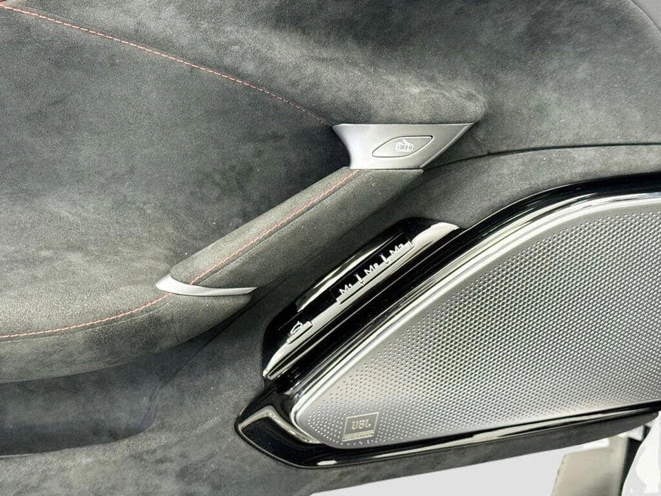 2025 Ferrari Roma Spider - Image 29 of 31