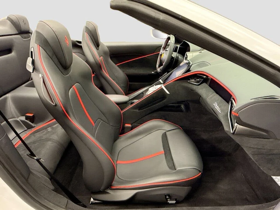 2025 Ferrari Roma Spider - Image 26 of 31