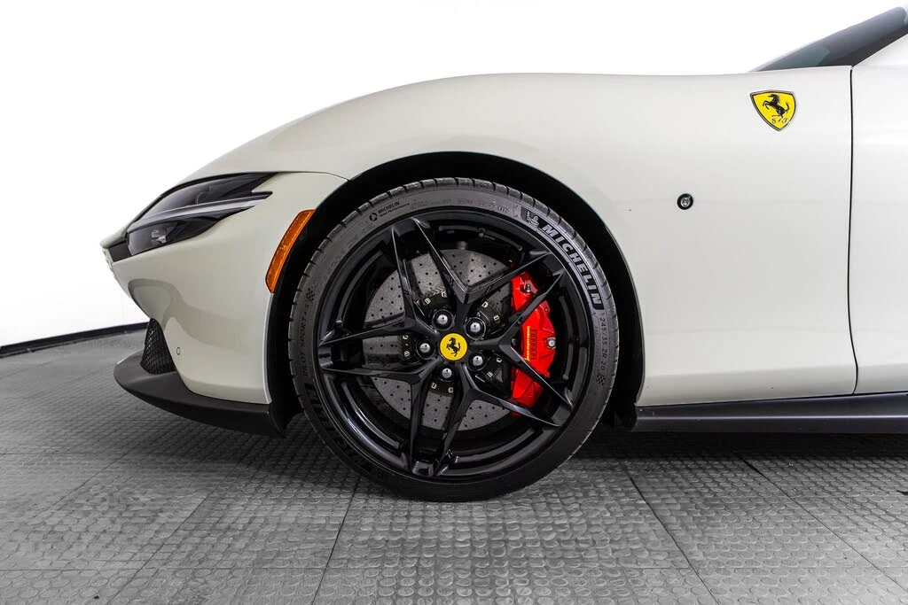 2025 Ferrari Roma Spider - Image 9 of 31