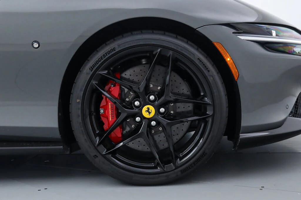 2025 Ferrari Roma Spider - Image 19 of 31