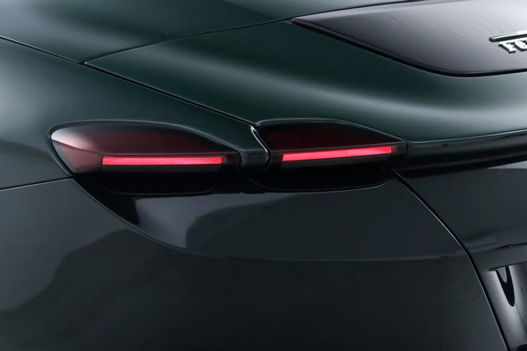 2025 Ferrari Roma Spider - Image 18 of 31