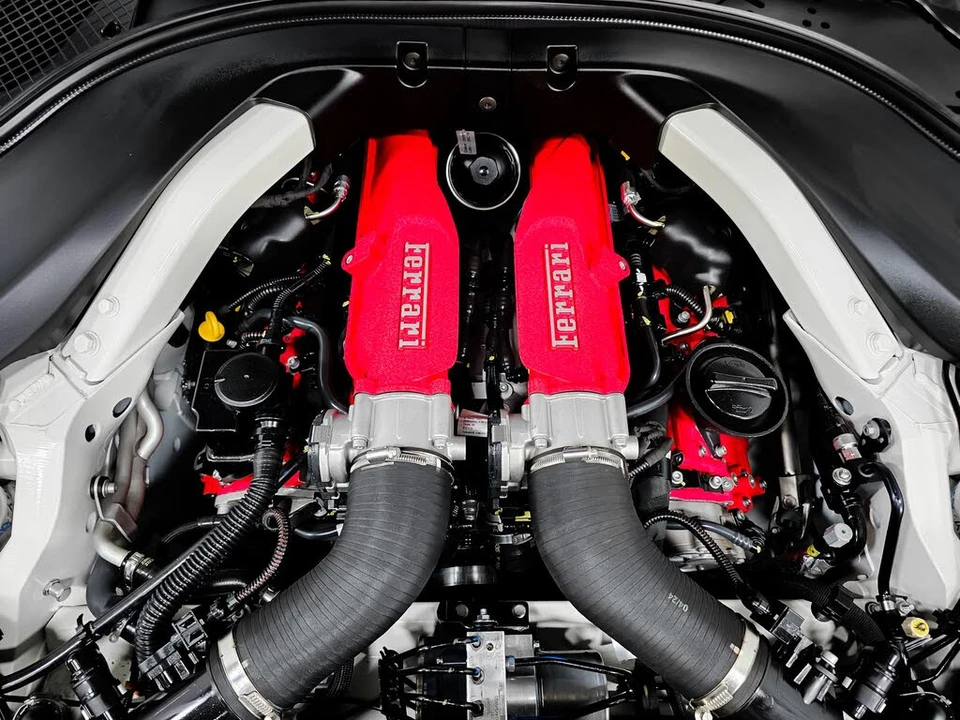 2025 Ferrari Roma Spider - Image 29 of 31
