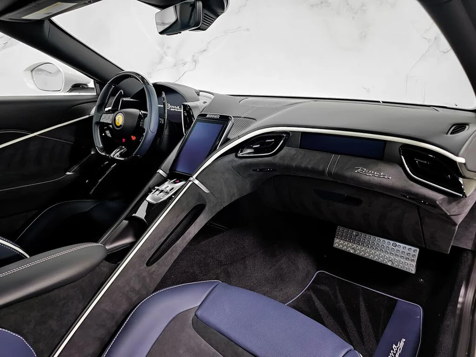 2025 Ferrari Roma Spider - Image 27 of 31