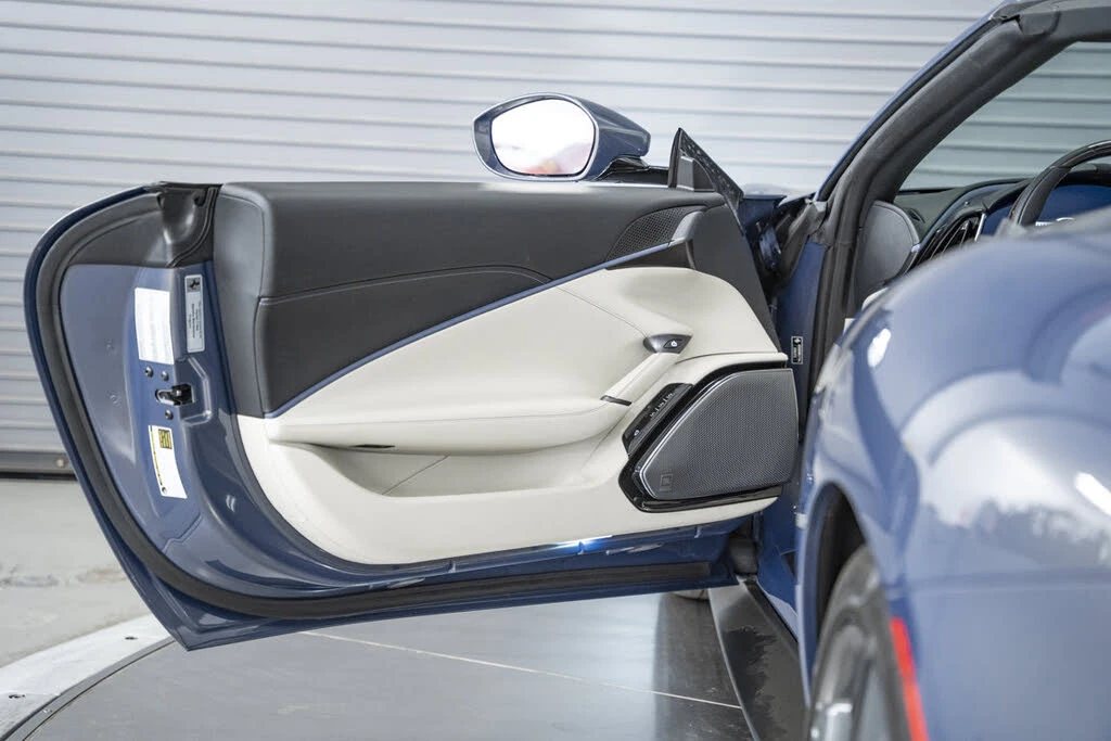 2025 Ferrari Roma Spider - Image 19 of 31
