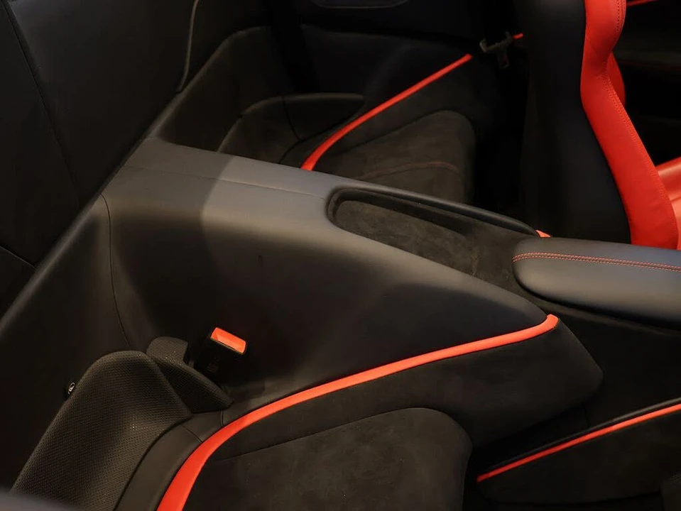 2025 Ferrari Roma Spider - Image 22 of 31