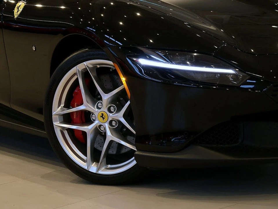 2025 Ferrari Roma Spider - Image 7 of 31