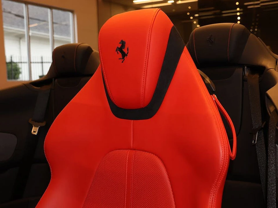 2025 Ferrari Roma Spider - Image 27 of 31