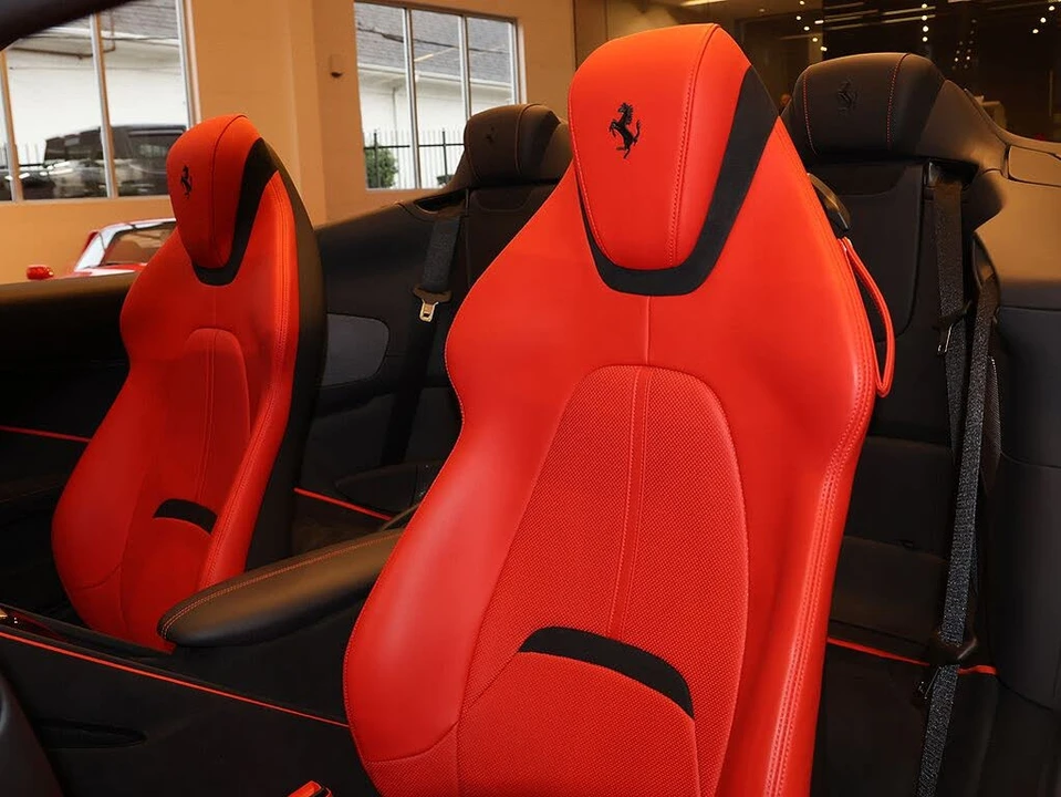 2025 Ferrari Roma Spider - Image 25 of 31