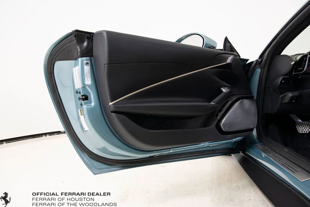 2025 Ferrari Roma Spider - Image 22 of 31