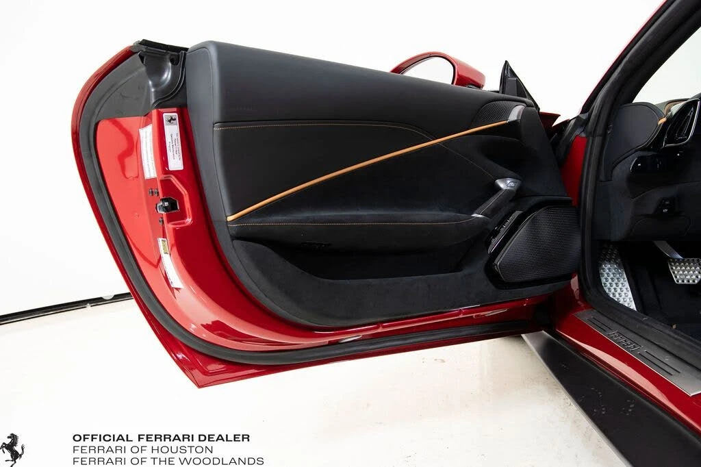 2025 Ferrari Roma Spider - Image 21 of 31