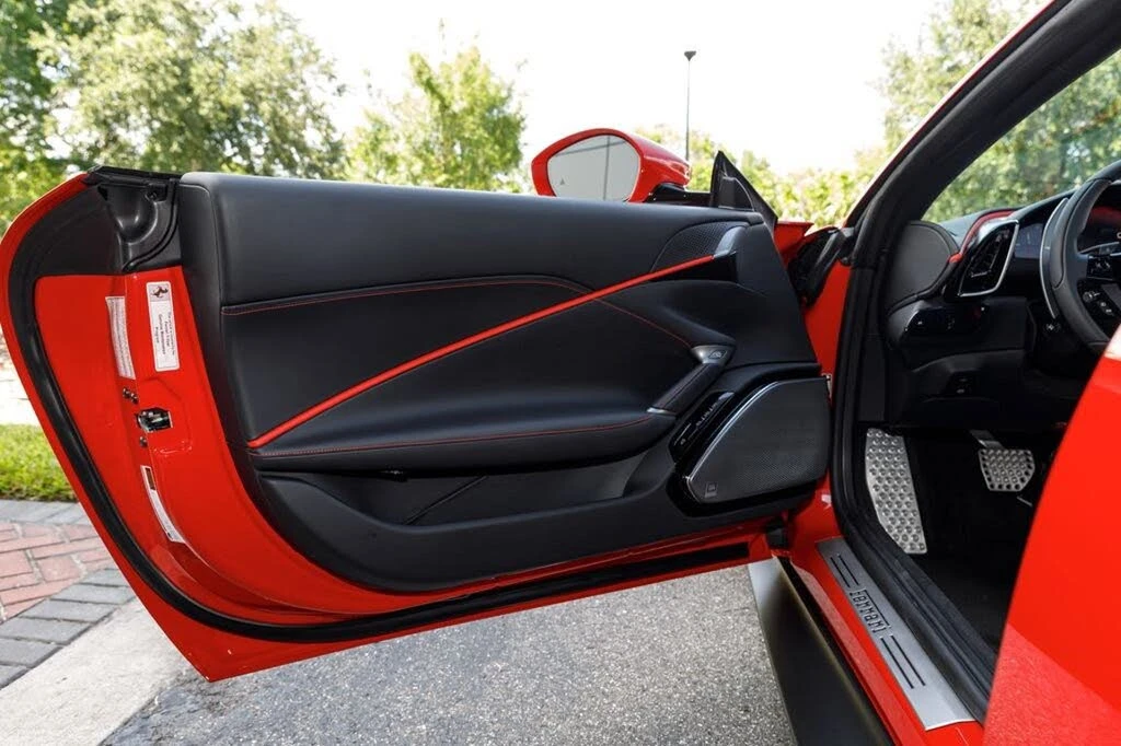 2025 Ferrari Roma Spider - Image 25 of 31