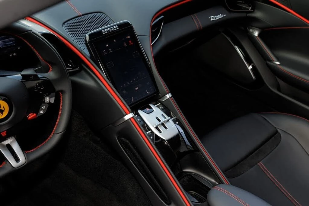 2025 Ferrari Roma Spider - Image 28 of 31