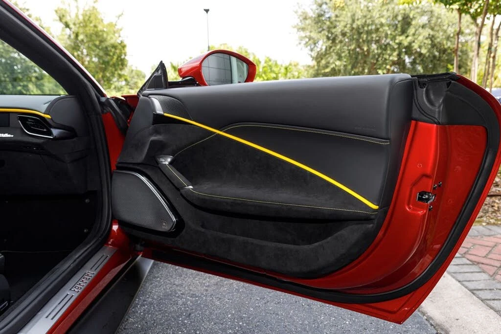 2025 Ferrari Roma Spider - Image 15 of 31