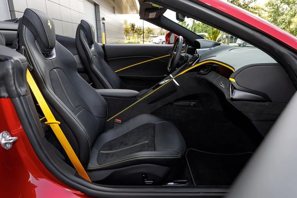 2025 Ferrari Roma Spider - Image 14 of 31