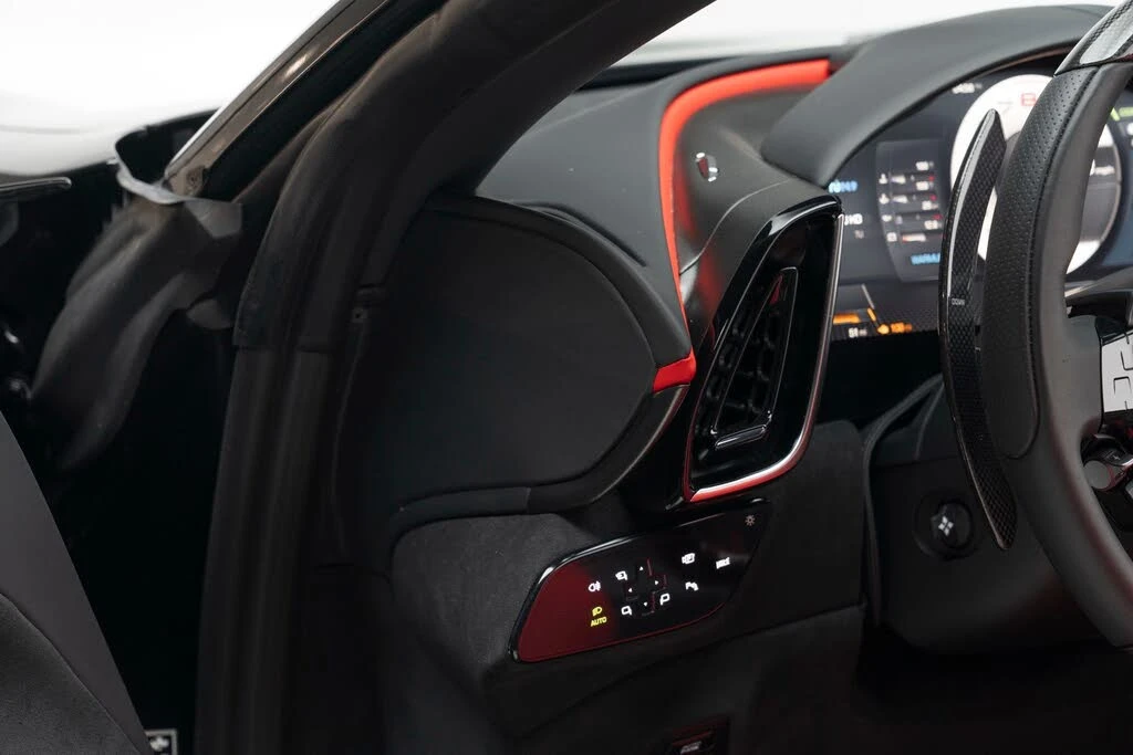 2025 Ferrari Roma Spider - Image 26 of 31