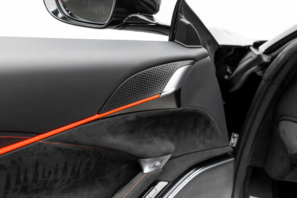 2025 Ferrari Roma Spider - Image 13 of 31