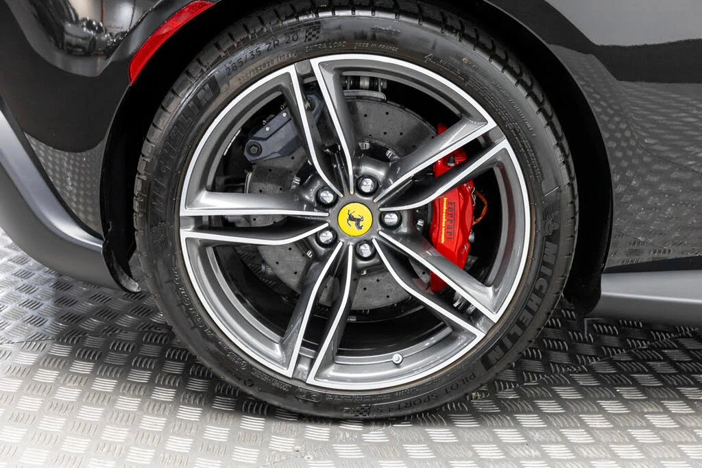 2025 Ferrari Roma Spider - Image 24 of 31