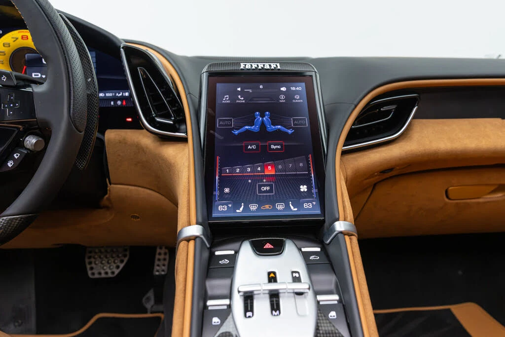 2025 Ferrari Roma Spider - Image 24 of 31