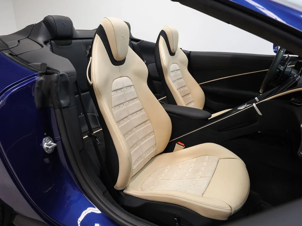 2025 Ferrari Roma Spider - Image 22 of 31