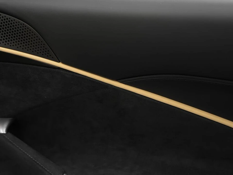 2025 Ferrari Roma Spider - Image 29 of 31